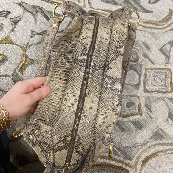 💕 Cynthia Rowley brown creme x large snakeskin leather satchel bag 💕 - Picture 8 of 14